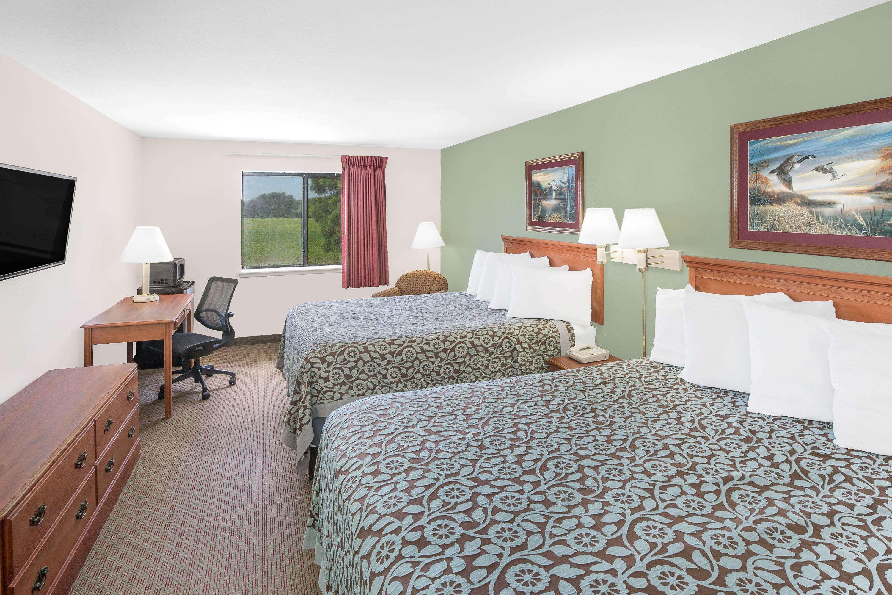 Days Inn & Suites By Wyndham Brinkley Bagian luar foto