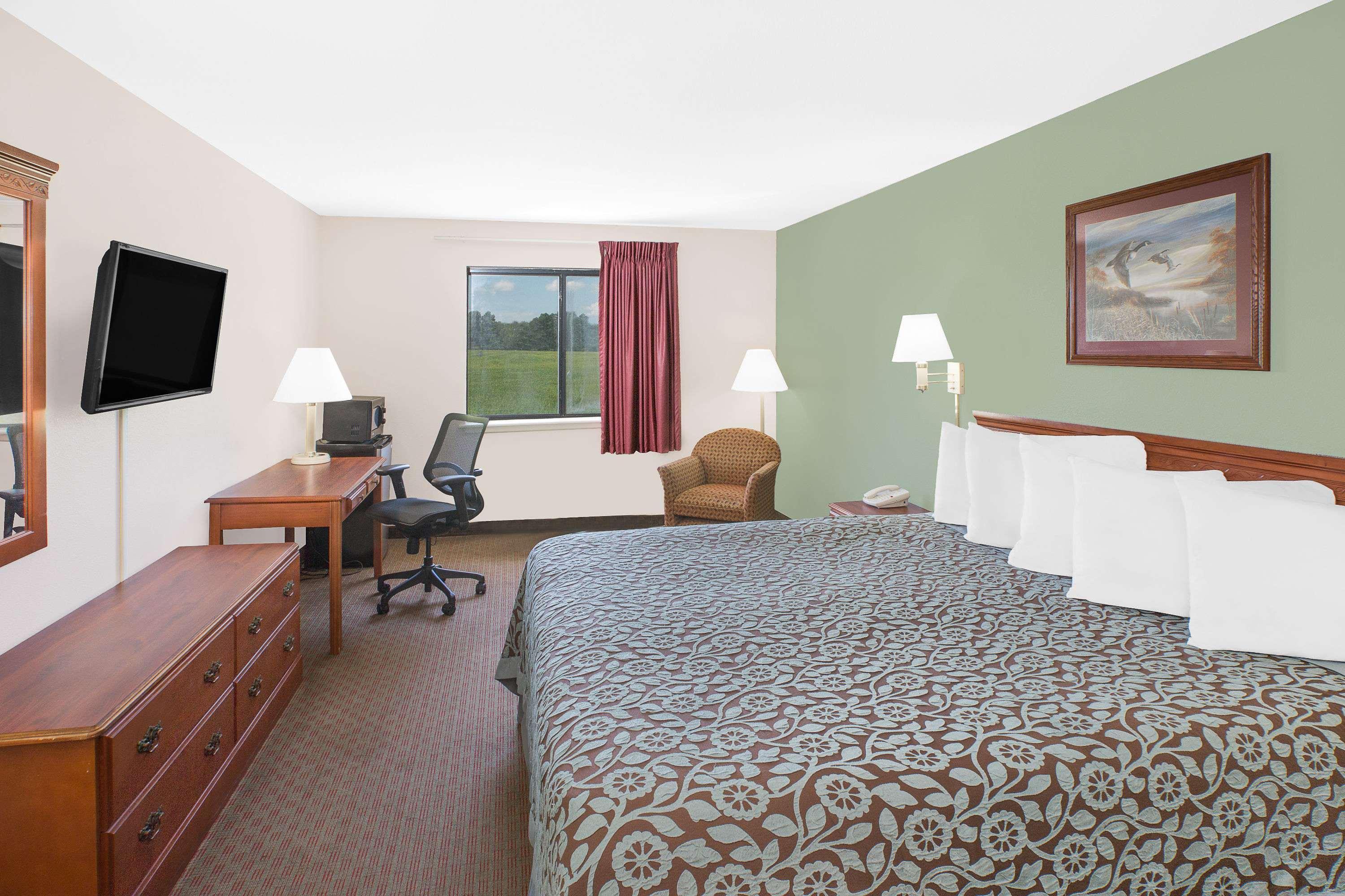 Days Inn & Suites By Wyndham Brinkley Bagian luar foto