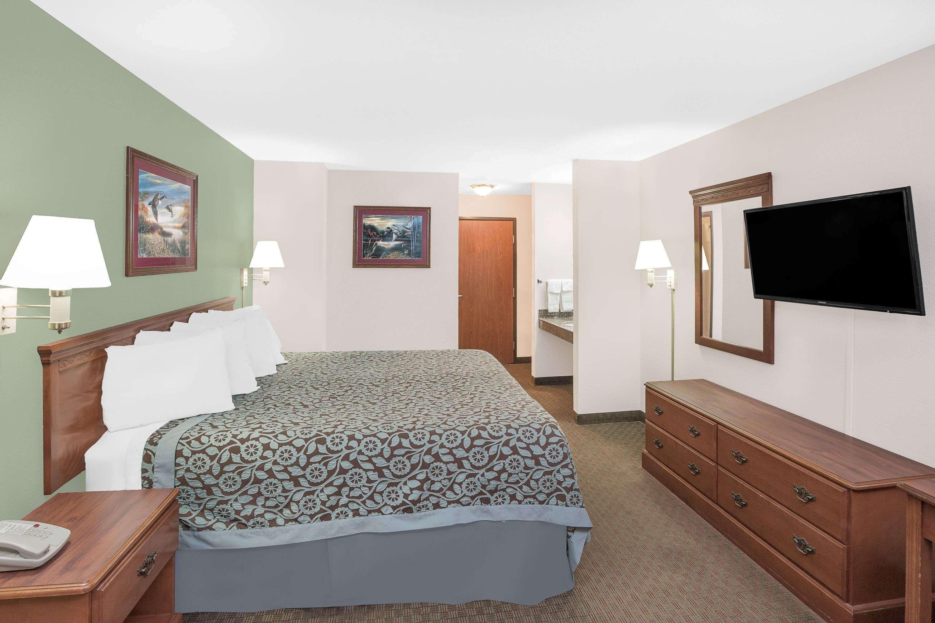 Days Inn & Suites By Wyndham Brinkley Bagian luar foto