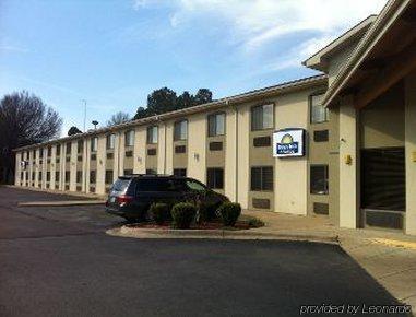 Days Inn & Suites By Wyndham Brinkley Bagian luar foto